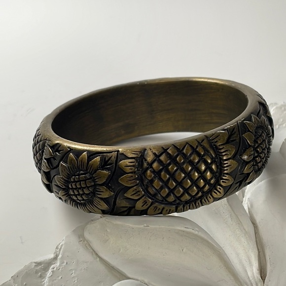 SUNFLOWER Embossed Resin Bangle - Picture 3 of 6